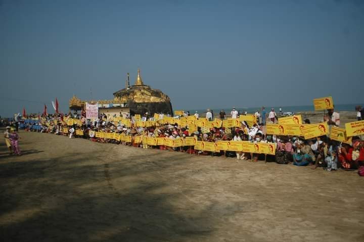 ချောင်းသာကမ်းခြေတစ်လျှောက် ပြည်သူလူထုများက Civil Disobedience Movement ဆန္ဒပြ မြင်ကွင်းကို ဖေဖေါ်ဝါရီ ၁၇ ရက်က တွေ့မြင်ရစဥ်။