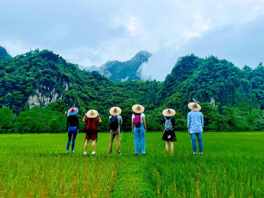 အစိမ်းရောင်ရှုခင်းများဖြင့် ဆွဲဆောင်မှုရှိနေသော ကော့မရမ်းရွာသို့ Photo Trip ပုံစံမျိုးဖြင့် ခရီးသွားများအကြား ရေပန်းစားလာနေ