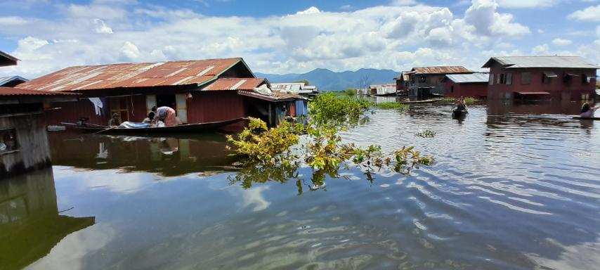 အင်းလေးကန်အတွင်း ရေဘေးသင့်ပြည်သူများကို Amata Garden Resort မှ စားစရာနှင့် အခြေခံလိုအပ်ချက်များကို လှူဒါန်းပေးနေ