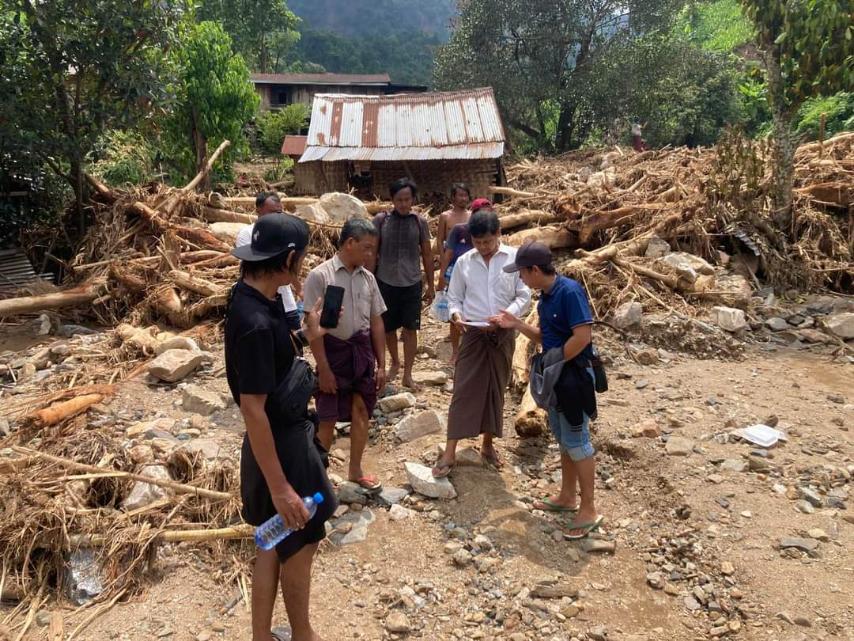 ရေကြီးမြေပြိုနစ်မြုပ်ခဲ့သည့် ရမည်းသင်းခရိုင် ချောင်းဖျားကျေးရွာသို့ ပြည်သူသို့မျှဝေခြင်းအဖွဲ့နှင့် ဒိဝါတပတိမိသားစုက သွားရောက်လှူဒါန်း