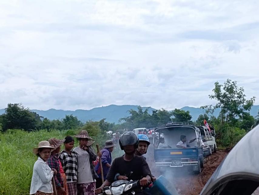 ရေကြီးမြေပြိုနစ်မြုပ်ခဲ့သည့် ရမည်းသင်းခရိုင် ချောင်းဖျားကျေးရွာသို့ ပြည်သူသို့မျှဝေခြင်းအဖွဲ့နှင့် ဒိဝါတပတိမိသားစုက သွားရောက်လှူဒါန်း