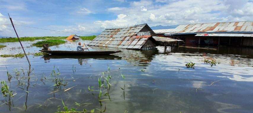 အင်းလေးကန်အတွင်း ရေဘေးသင့်ပြည်သူများကို Amata Garden Resort မှ စားစရာနှင့် အခြေခံလိုအပ်ချက်များကို လှူဒါန်းပေးနေ