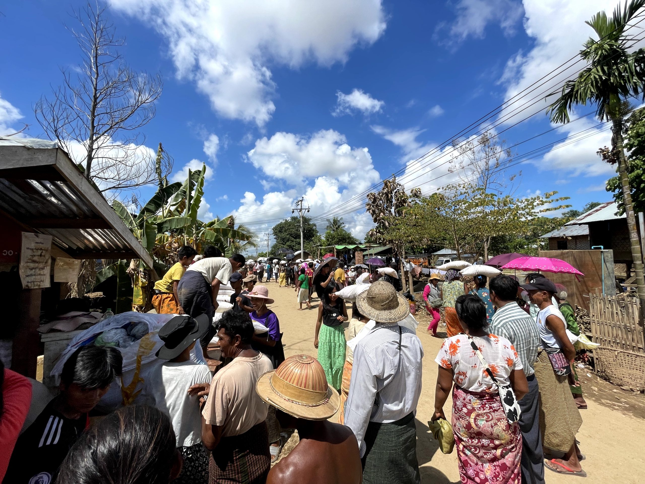 ပြည်တွင်းဘုရားဖူးအသင်း (DPTOA)မှသုံးပါးရတနာ လူမှုကူညီရေးကော်မတီတို့က ရေဘေးသင့် အိမ်ခြေ (၃၃၀)အတွက်ကျပ်သိန်း (၃၀၀) ကျော် တန်ဖိုးရှိ လူသုံးကုန်ပစ္စည်းများနှင့် ငွေသားများ ထောက်ပံ့လှူဒါန်း