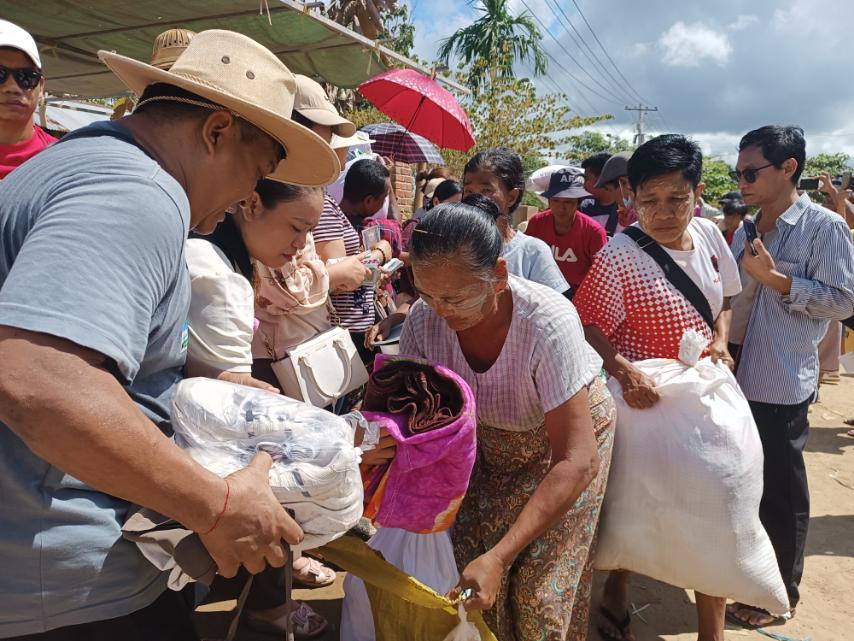 ပြည်တွင်းဘုရားဖူးအသင်း (DPTOA)မှသုံးပါးရတနာ လူမှုကူညီရေးကော်မတီတို့က ရေဘေးသင့် အိမ်ခြေ (၃၃၀)အတွက်ကျပ်သိန်း (၃၀၀) ကျော် တန်ဖိုးရှိ လူသုံးကုန်ပစ္စည်းများနှင့် ငွေသားများ ထောက်ပံ့လှူဒါန်း