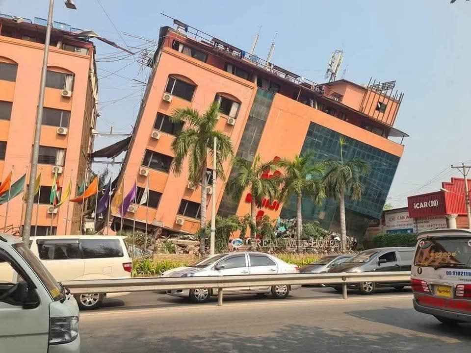 ငလျင်ကြောင့် မန္တလေးရှိဟိုတယ် (၁၆) လုံးပြိုကျပြီး ပျက်စီးသည့် ဟိုတယ်စာရင်းများကို စိစစ်နေ