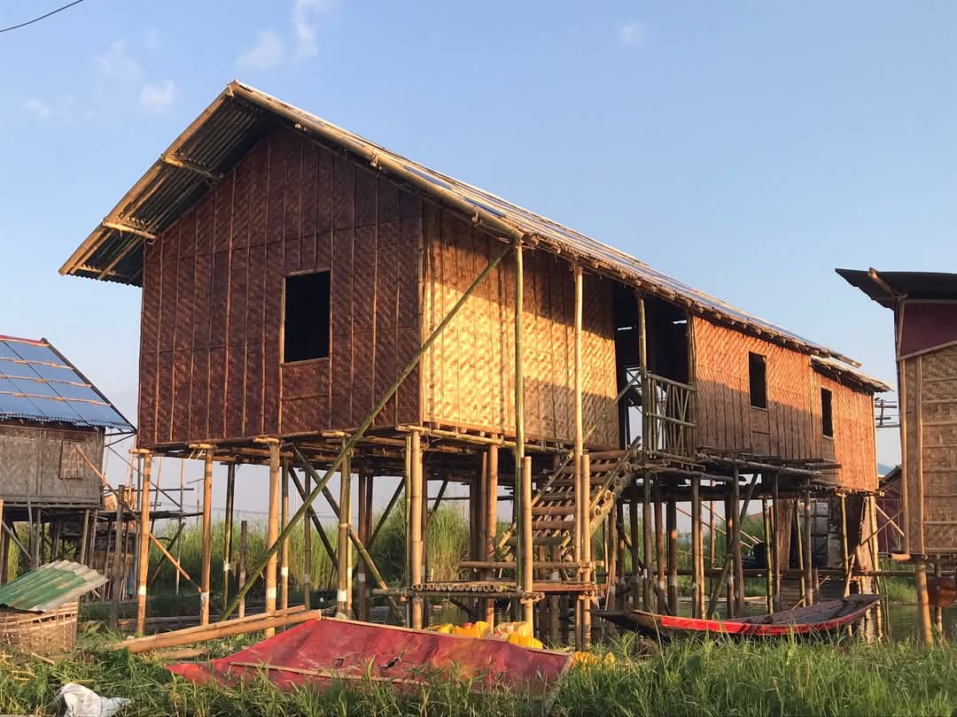 ခရီးသွားလုပ်ငန်း အသိုက်အဝန်းမှ အလှူရှင်များစုပေါင်းပြီး အင်းလေး ပေါက်ပါးရွာတွင် ဝါးအိမ်များ ကိုယ်ထူကိုယ်ထ ဆောက်လုပ်ပေးနေ