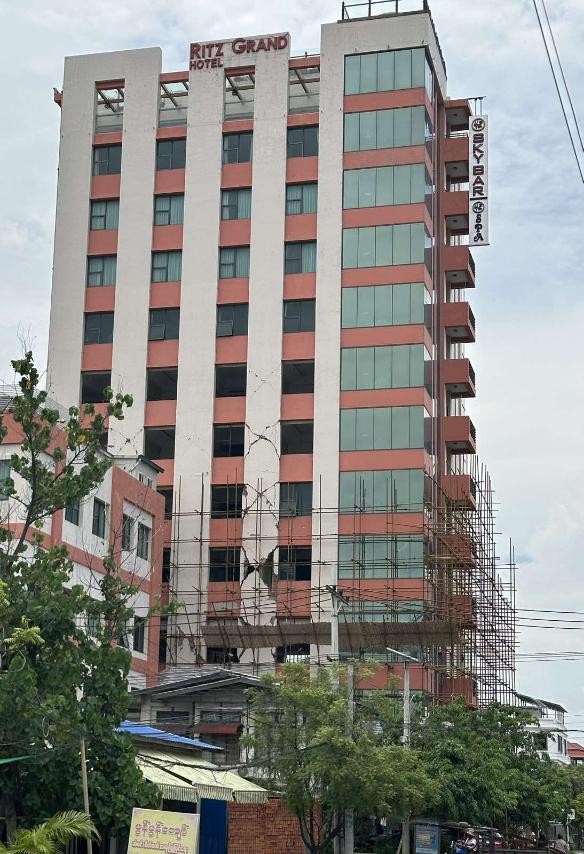 ငလျင်ဒဏ်ထိခဲ့သည့် မန္တလေးရှိ Ritz Grand Hotel ကို အင်ဂျင်နီယာလေးဖွဲ့ စစ်ဆေးချက်အရအဓိက Structural members မထိခိုက်ပဲအလှအုတ်နံရံများသာ ထိခိုက်ခဲ့ဟု ဆို